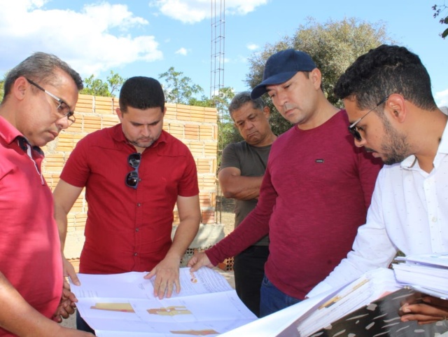 Prefeito Magno visita obras nas zonas urbana e rural de Castelo do Piauí